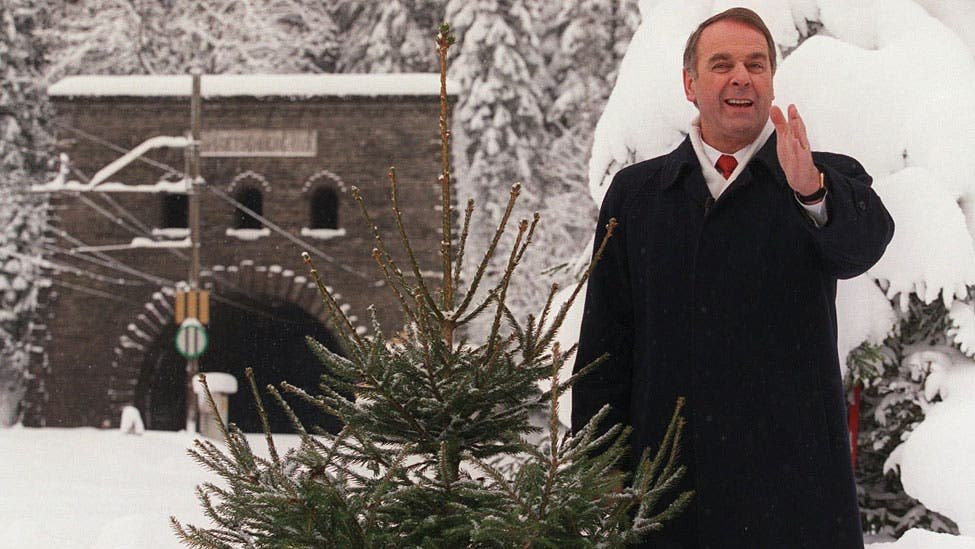 Tổng thống Adolf Ogi chúc mừng năm mới 2000 tại Kandersteg. Ảnh: Alessandro della Valle.