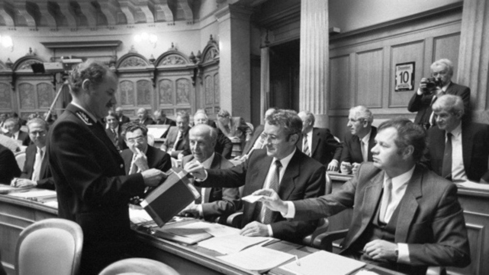 Các đại biểu tại nghị viện đang bỏ phiếu kín để bầu ra thành viên Hội đồng Liên bang, tháng 12 năm 1986. Ảnh: STR.